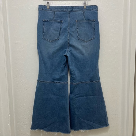 We The Free Just Float On Flare Jeans Stretch Curvy Size 35 - Picture 2 of 8
